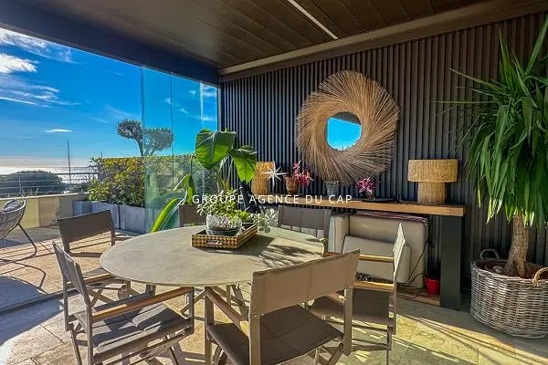 Cucina; elettrodomestici, pavimento in legno, luce naturale, stile moderno