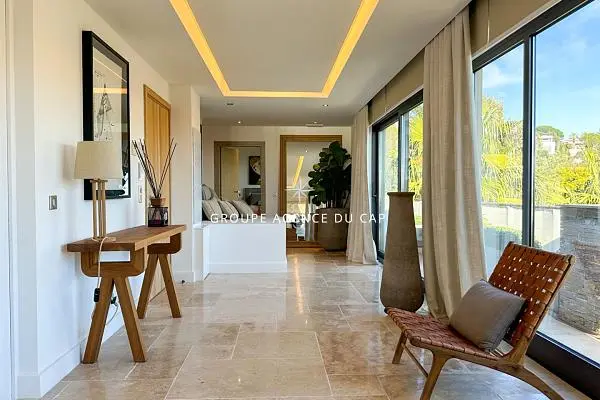 Cucina; elettrodomestici, pavimento in legno, luce naturale, stile moderno