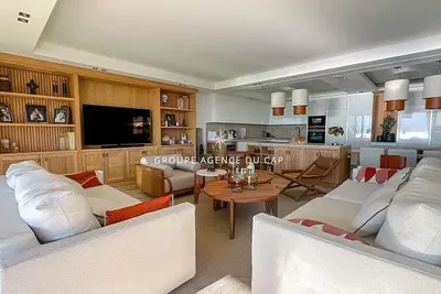 Cucina; elettrodomestici, pavimento in legno, luce naturale, stile moderno