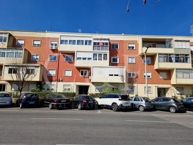 Mutfak; mutfak aletleri, ahşap zemin, doğal ışık, modern stil