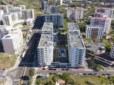 Cuisine; électroménager, parquet, lumière naturelle, style moderne
