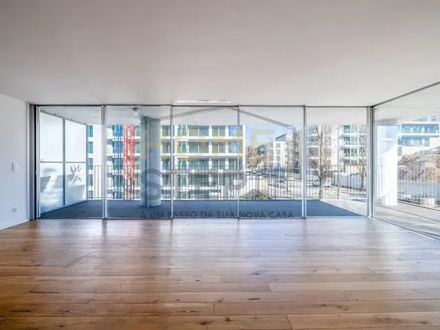 Cucina; elettrodomestici, pavimento in legno, luce naturale, stile moderno