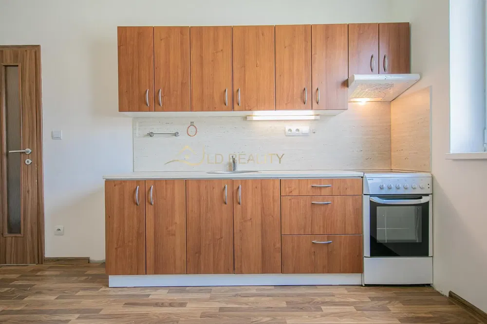 Хол; дървен под, естествена светлина, модерен стил