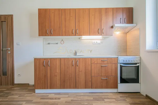 Хол; дървен под, естествена светлина, модерен стил