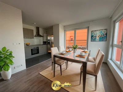 Mutfak; mutfak aletleri, ahşap zemin, doğal ışık, modern stil