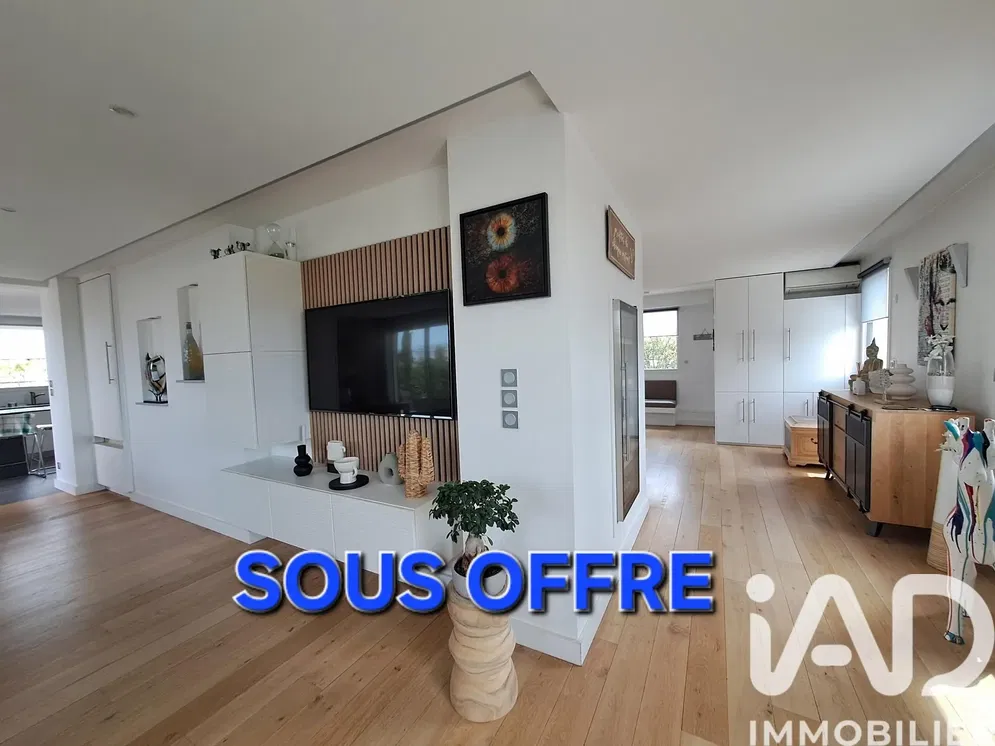 Кухня; кухненски уреди, дървен под, естествена светлина, модерен стил