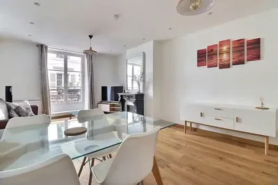 Küche; küchengeräte, holzboden, tageslicht, moderner stil