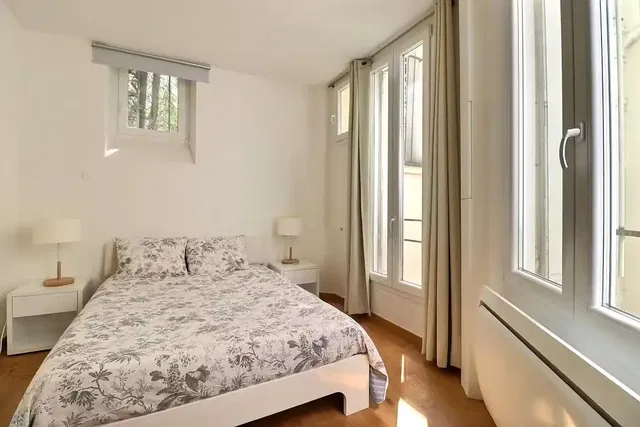 Cuisine; électroménager, parquet, lumière naturelle, style moderne