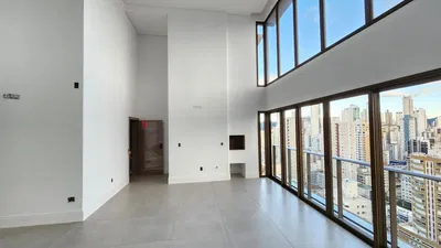 Salón; suelo de madera, luz natural, estilo moderno