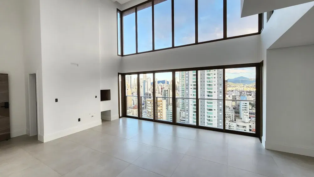 Cocina; electrodomésticos, suelo de madera, luz natural, estilo moderno