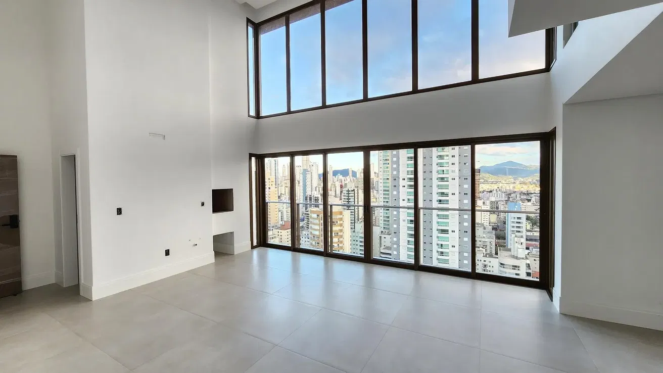 Cocina; electrodomésticos, suelo de madera, luz natural, estilo moderno