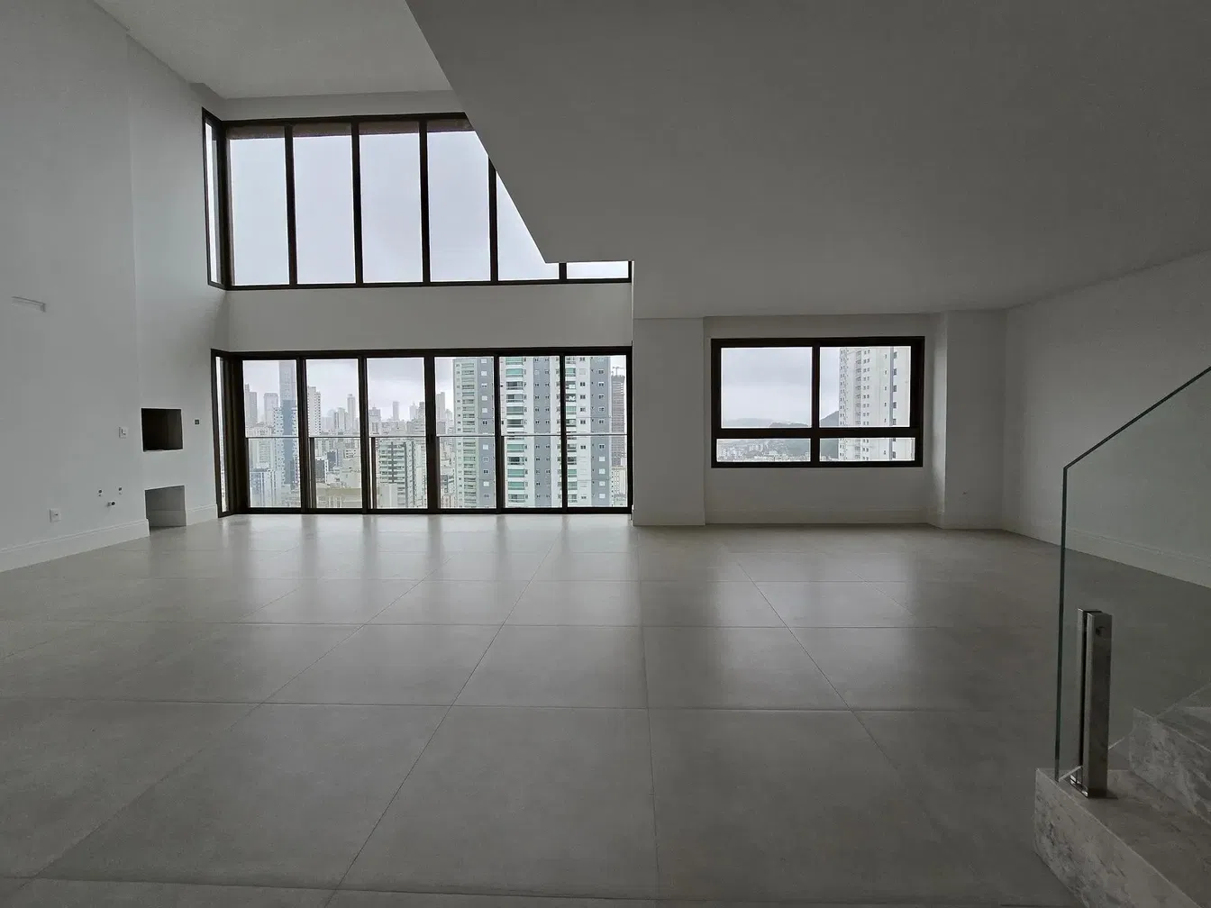 Cocina; electrodomésticos, suelo de madera, luz natural, estilo moderno