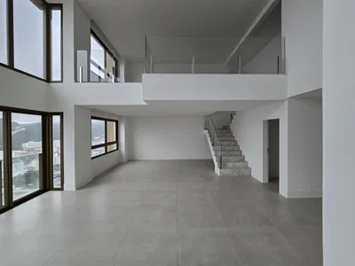 Cocina; electrodomésticos, suelo de madera, luz natural, estilo moderno