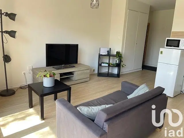 Cucina; elettrodomestici, pavimento in legno, luce naturale, stile moderno