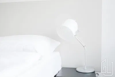 Wohnzimmer; holzboden, tageslicht, moderner stil, hohe decken