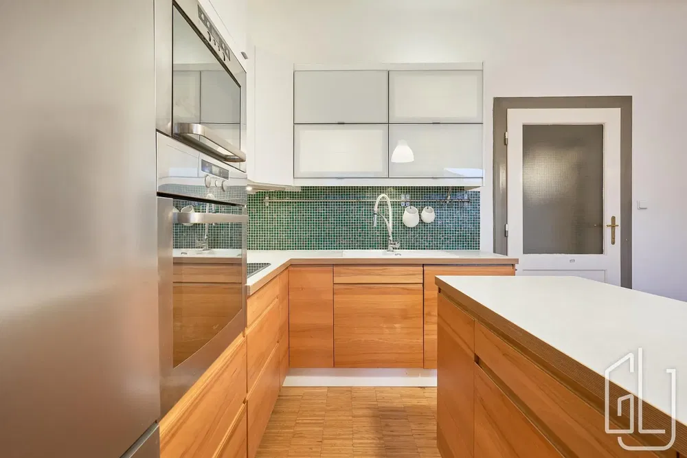 Хол; дървен под, естествена светлина, модерен стил, високи тавани