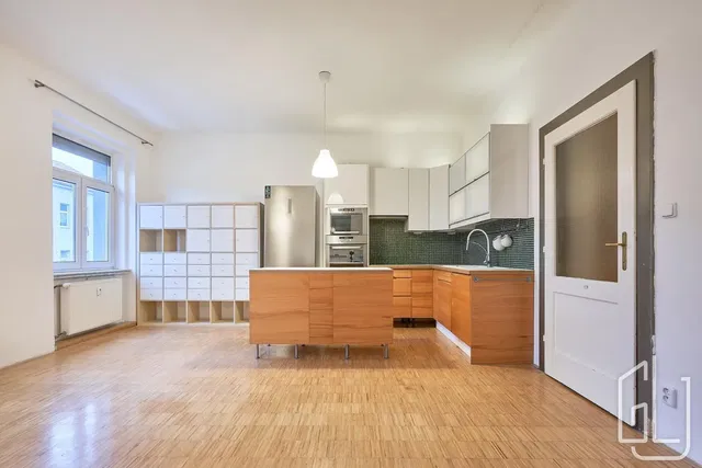 Хол; дървен под, естествена светлина, модерен стил, високи тавани