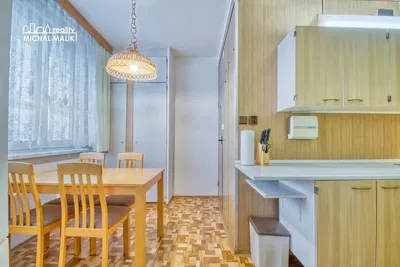 Хол; дървен под, естествена светлина, модерен стил, високи тавани