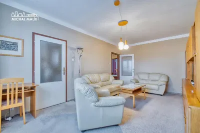 Кухня; кухненски уреди, дървен под, естествена светлина, модерен стил