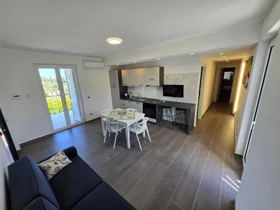 Кухня; кухненски уреди, дървен под, естествена светлина, модерен стил