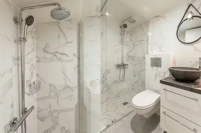 Küche; küchengeräte, holzboden, tageslicht, moderner stil