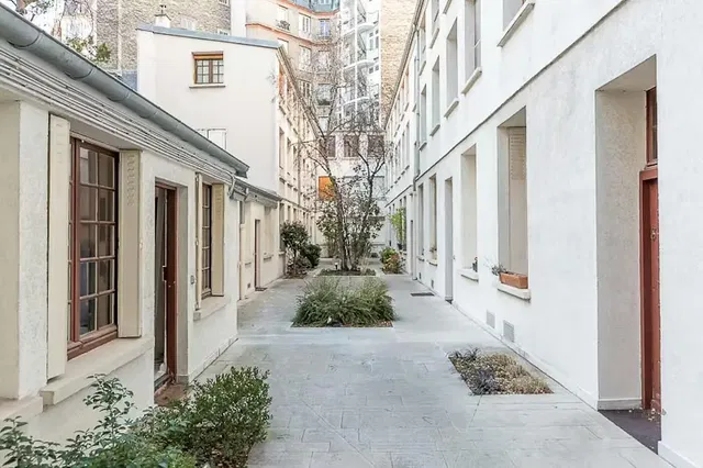 Кухиња; кухињски апарати, дрвени под, природно светло, модерни стил