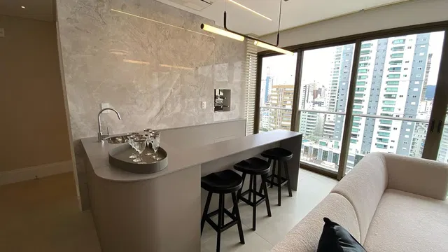 Кухня; кухненски уреди, дървен под, естествена светлина, модерен стил