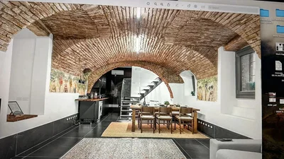 Kuhinja; kuhinjski aparati, drveni pod, prirodno svjetlo, moderni stil