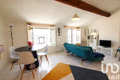 Κουζίνα; συσκευές κουζίνας, πλακάκια, φυσικό φως, μοντέρνο στυλ