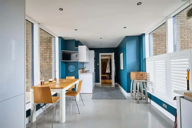 Küche; küchengeräte, holzboden, tageslicht, moderner stil