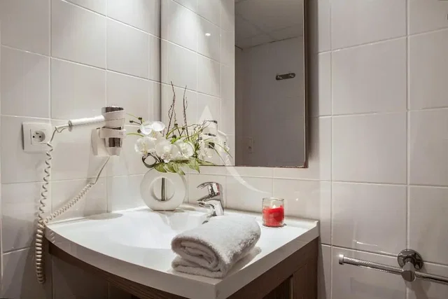 Kuchnia; sprzęt kuchenny, podłoga drewniana, światło dzienne, styl nowoczesny