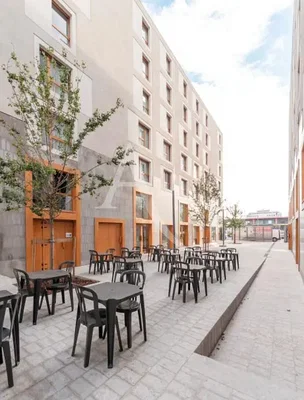 Кухиња; кухињски апарати, дрвени под, природно светло, модерни стил