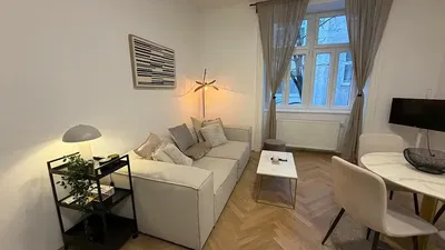 Cucina; elettrodomestici, pavimento in legno, luce naturale, stile moderno