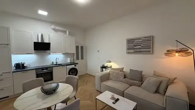 Salon; parquet, lumière naturelle, style moderne