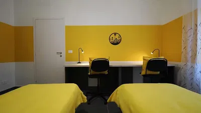 Cozinha; eletrodomésticos, chão de madeira, luz natural, estilo moderno