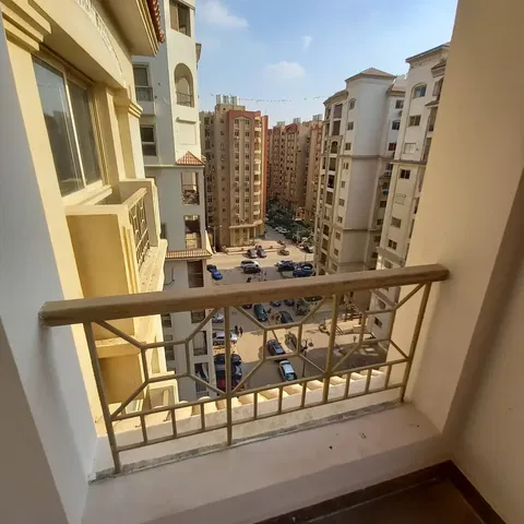 Кухиња; кухињски апарати, дрвени под, природно светло, модерни стил