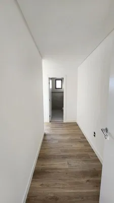 Küche; küchengeräte, holzboden, tageslicht, moderner stil