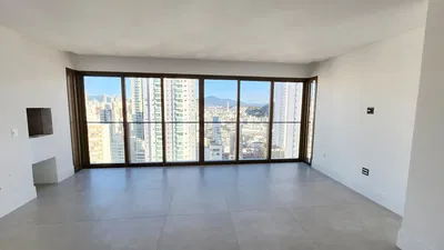 Küche; küchengeräte, holzboden, tageslicht, moderner stil