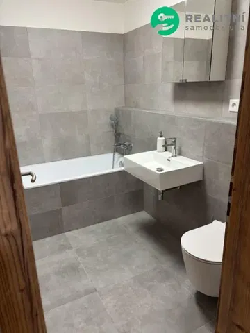 Кухня; кухненски уреди, дървен под, естествена светлина, модерен стил