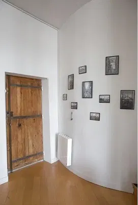 Oturma odası; ahşap zemin, doğal ışık, modern stil