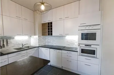 Oturma odası; ahşap zemin, doğal ışık, modern stil