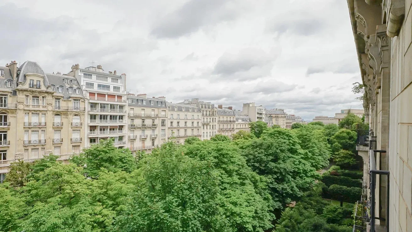 Mutfak; mutfak aletleri, ahşap zemin, doğal ışık, modern stil