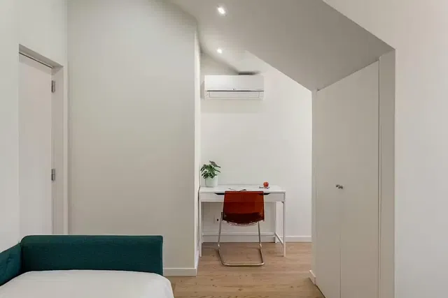 Küche; küchengeräte, holzboden, tageslicht, moderner stil