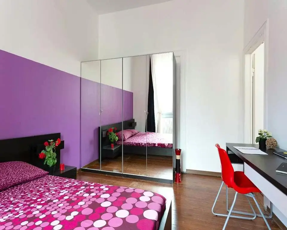 Soggiorno; pavimento in legno, luce naturale, stile moderno