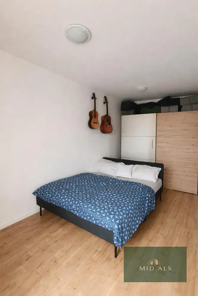 Kuchyně; kuchyňské spotřebiče, dřevěná podlaha, přirozené světlo, moderní styl