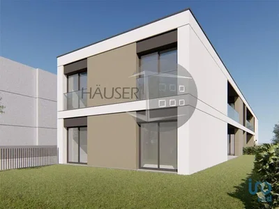 Kuchyně; kuchyňské spotřebiče, dřevěná podlaha, přirozené světlo, moderní styl