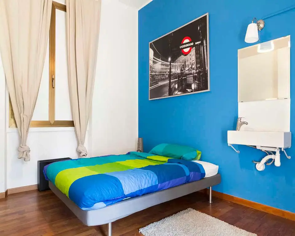 Cucina; elettrodomestici, pavimento in legno, luce naturale, stile moderno