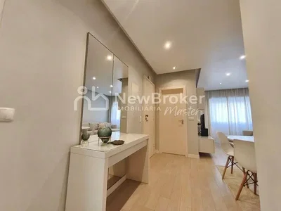 Mutfak; mutfak aletleri, ahşap zemin, doğal ışık, modern stil