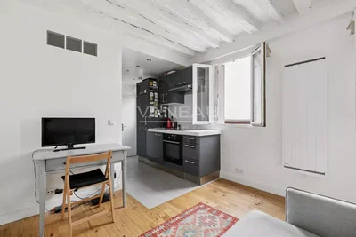 Küche; küchengeräte, holzboden, tageslicht, moderner stil