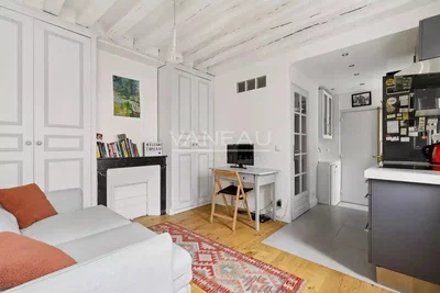 Küche; küchengeräte, holzboden, tageslicht, moderner stil